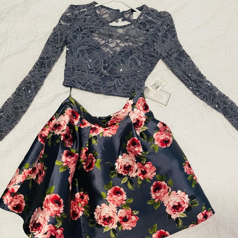 Night gown , two pieces , silver and floral